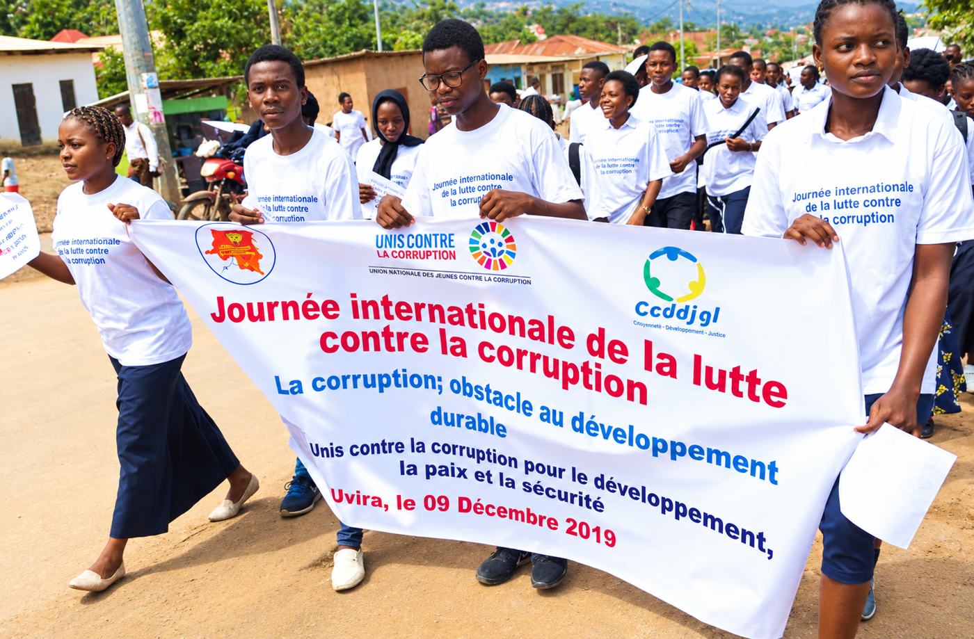 Les élèves du Clubs d'Intégrité marche pour soutenir les reformes de lutte contre la corruption au sein du système educatif.