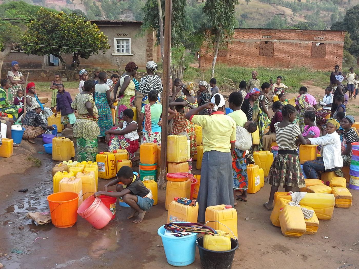 Des habitants de Kiyaya, à Uvira, à leur point d’eau, en 2017