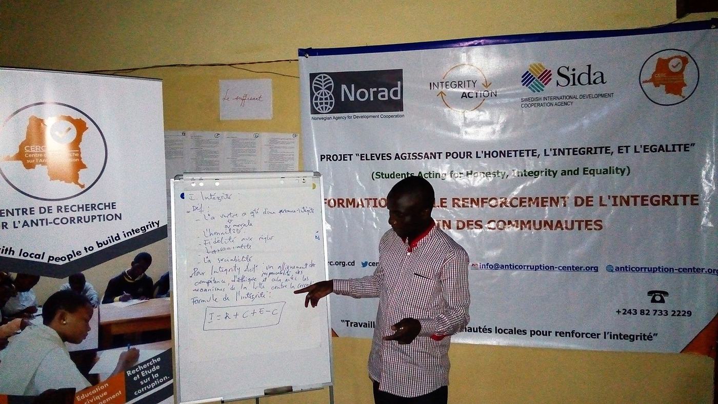 Heri Bitamala animant une formation des formateurs