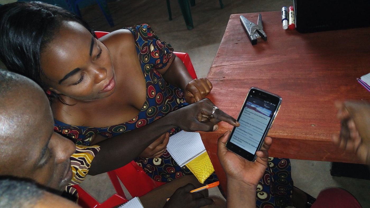 A participant learns to use DevelopmentCheck, training of trainers in Sange, January 2018