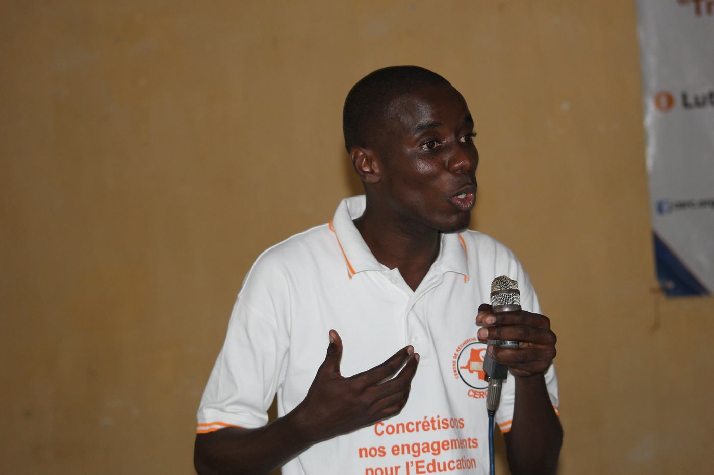 Un jeune orateur lors de la Journée internationale de lutte contre la corruption, décembre 2018