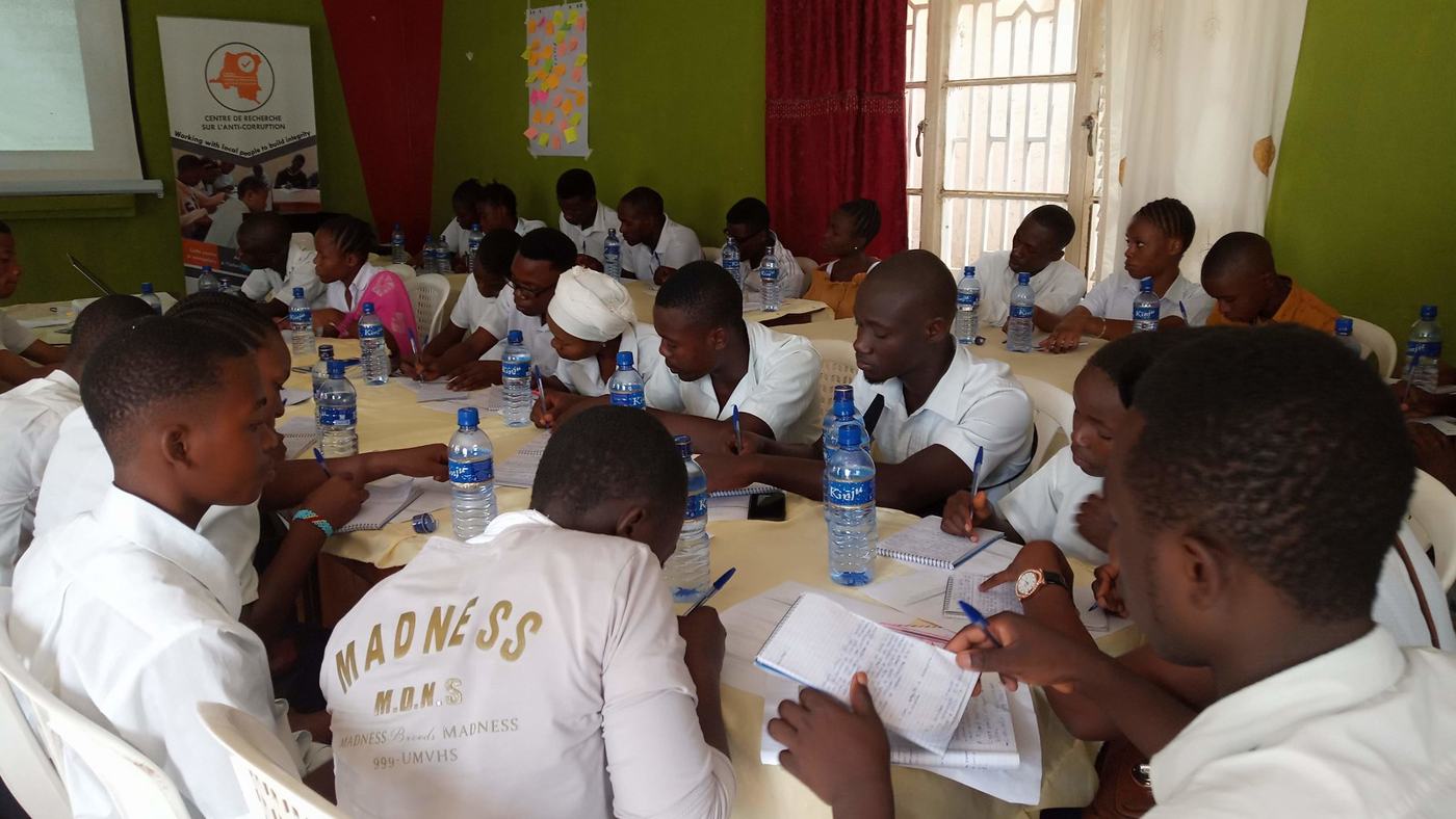 Des monitrices reçoivent leur certificat à la fin d’une formation de moniteurs, février 2019