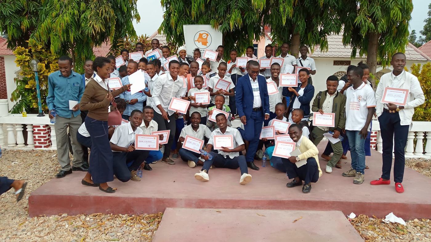 Des moniteurs avec leurs certificats à la fin de leur formation, février 2019