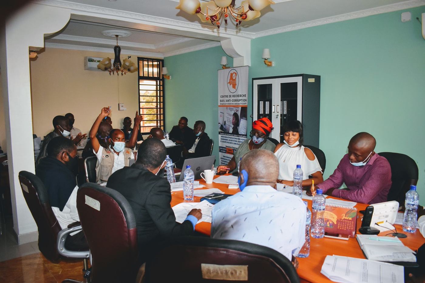 Des participants lèvent la main lors de l’atelier de consultation des acteurs étatiques et non étatiques à Kinshasa, juillet 2021