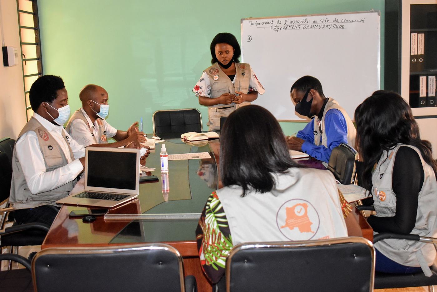 Le personnel du CERC lors d’une formation sur la recherche de mise en œuvre au bureau du CERC à Kinshasa, août 2021