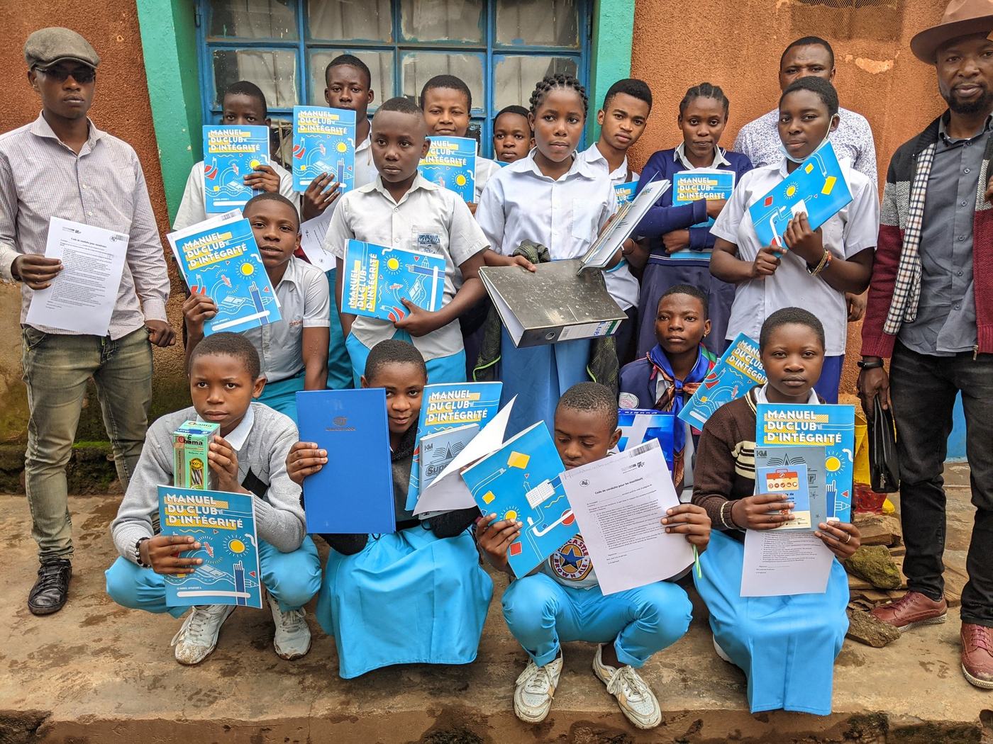 Students with their integrity education manuals and monitoring guides, 2022