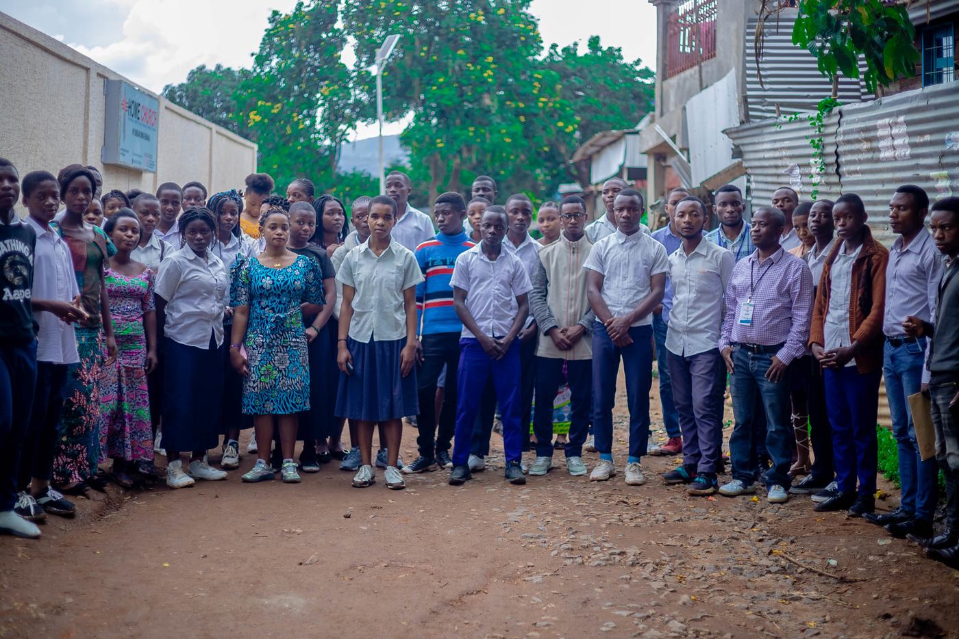 Des élèves et des enseignants lors d’une formation de moniteurs des Clubs d’Intégrité, novembre 2022