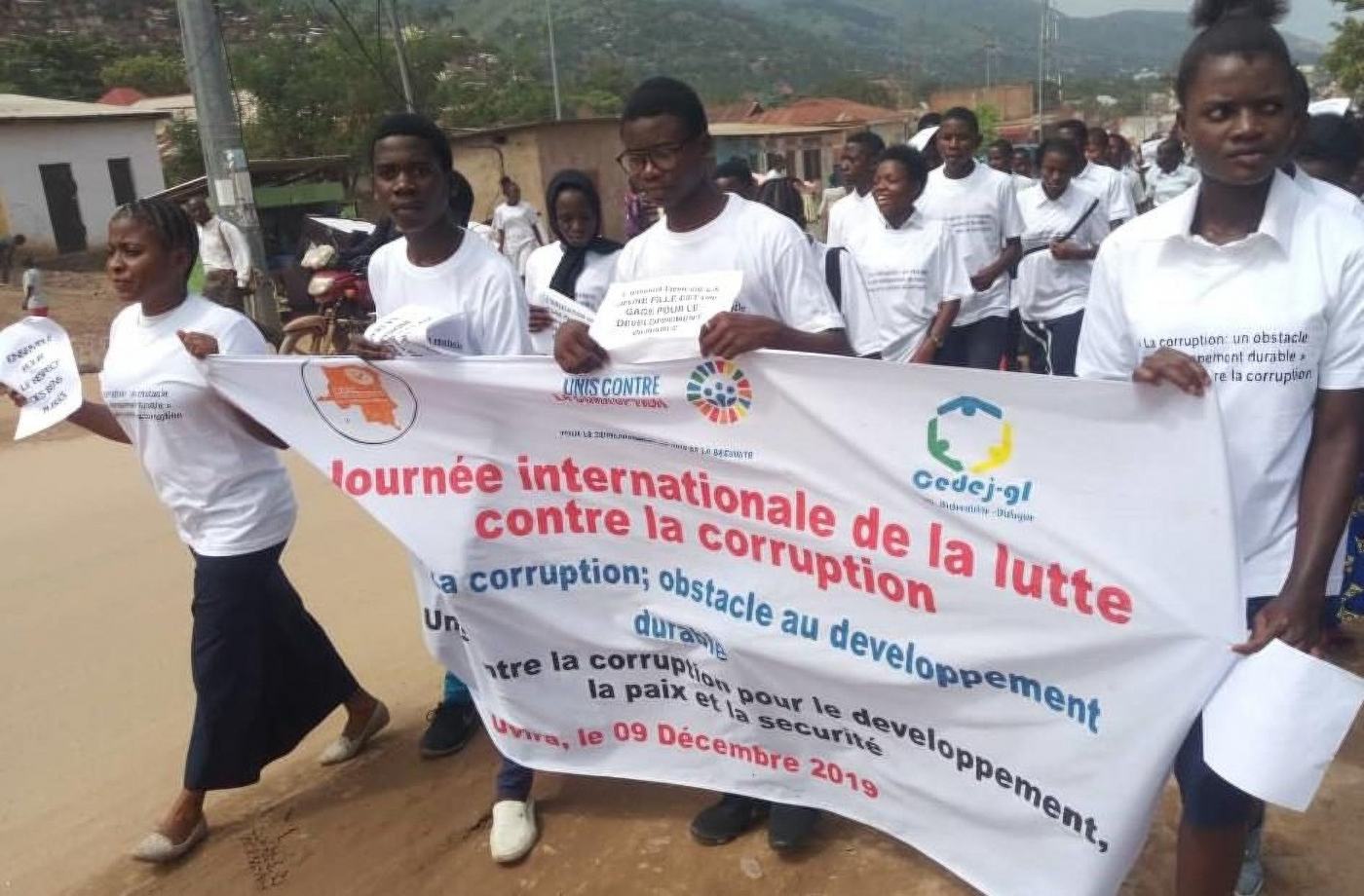 Des membres des Clubs d’Intégrité marchent contre la corruption, décembre 2019