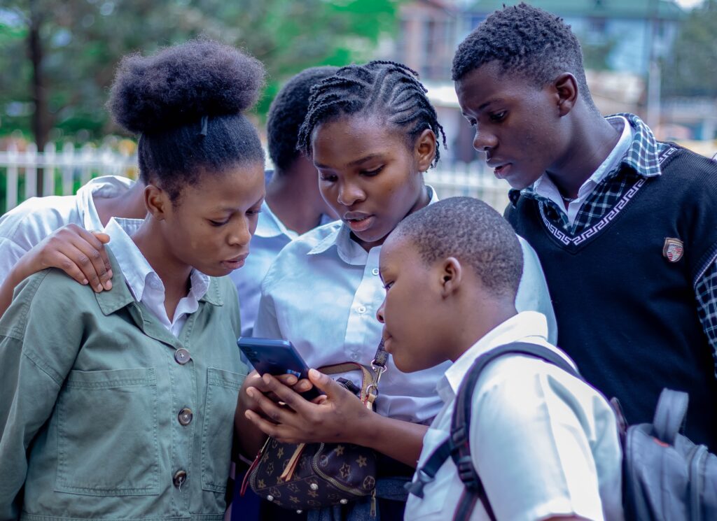 L'utilisation des données peut être un outil puissant pour résoudre les défis auxquels les filles sont confrontées pour accéder à une éducation de qualité en RDC.

Voici comment les filles collectent et utilisent les données pour faire entendre leur voix auprès des autorités éducatives afin qu'ils trouvent des solutions aux problèmes qu'elles confrontent pour acceder à une éducation de qualité.
